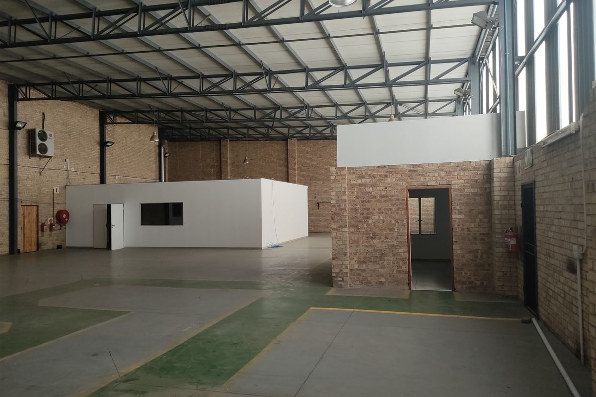 963m2  Warehouse  - TO LEASE or FOR SALE - Photo 3