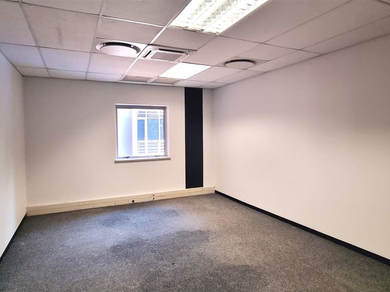 Office space to let on the 1st floor in Bally Oaks Office Park - Photo 4