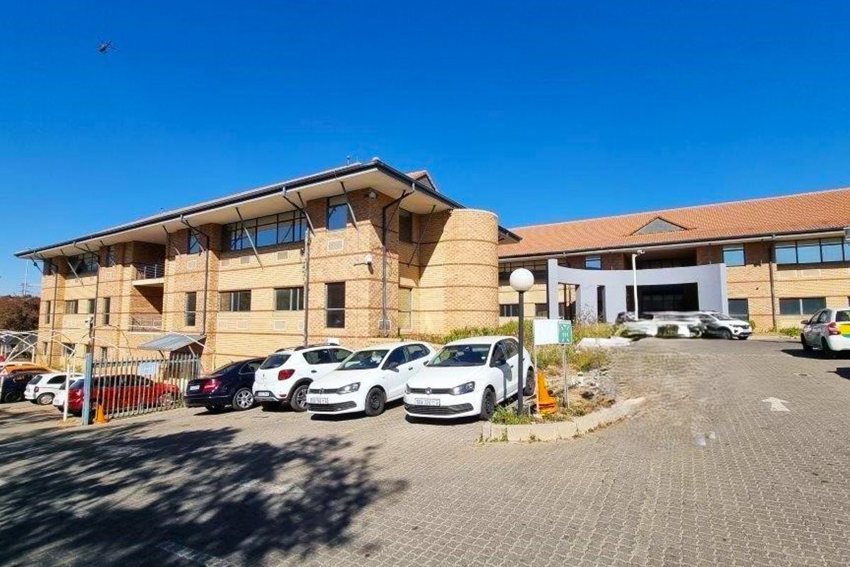 Freestanding Commercial Building For Sale or Rent in Waterfall Office Park – High Exposure on Alland - Photo 4