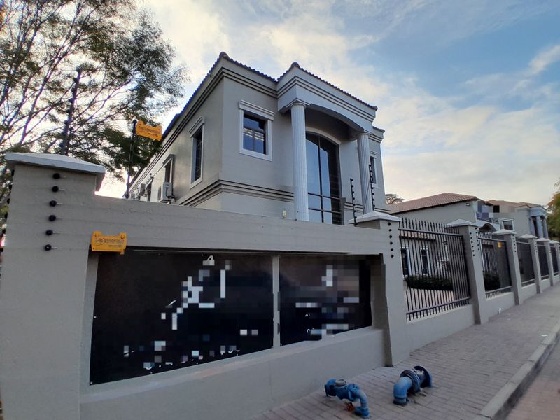 First-Class Building - Photo 2