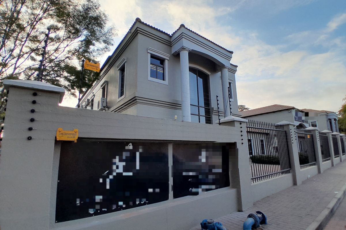 First-Class Building - Photo 2
