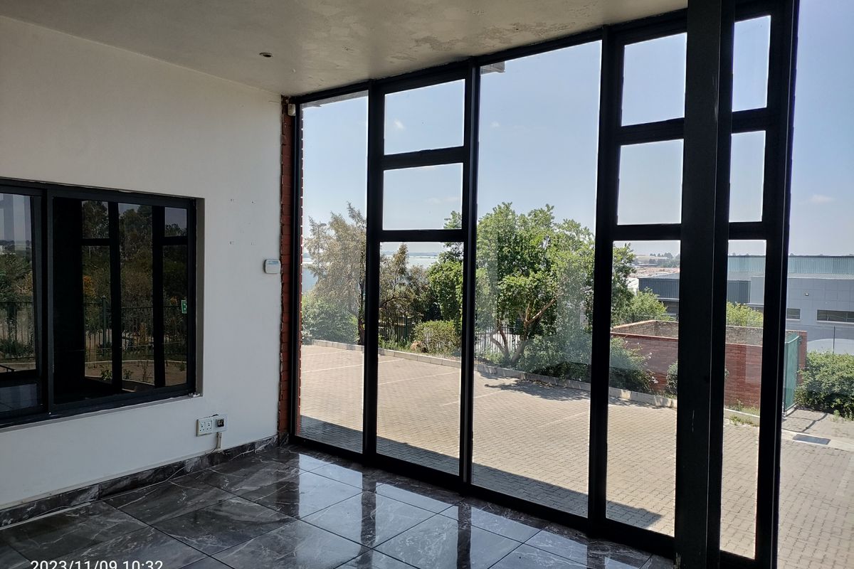 2440m2 warehouse FOR SALE - R22 000 000.00 plus vat - Photo 5