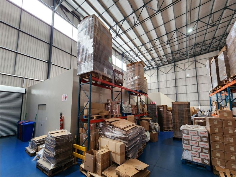 3234m2 warehouse FOR SALE -R32 000 000 plus vat or for Lease - Photo 8