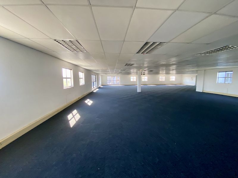 586m2 fitted unit at 1 River Road in Riverview Office Park. - Photo 7