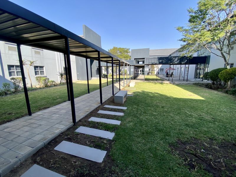 586m2 fitted unit at 1 River Road in Riverview Office Park. - Photo 9