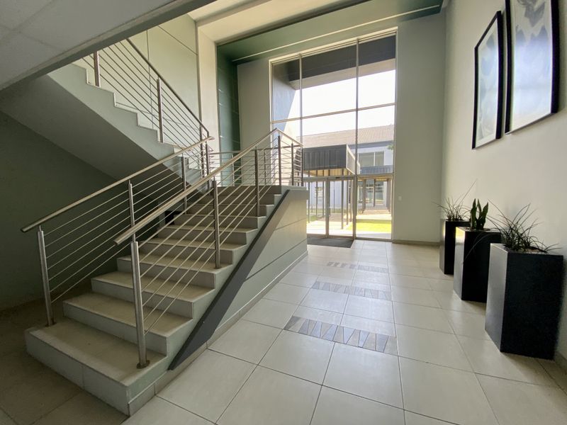 586m2 fitted unit at 1 River Road in Riverview Office Park. - Photo 2