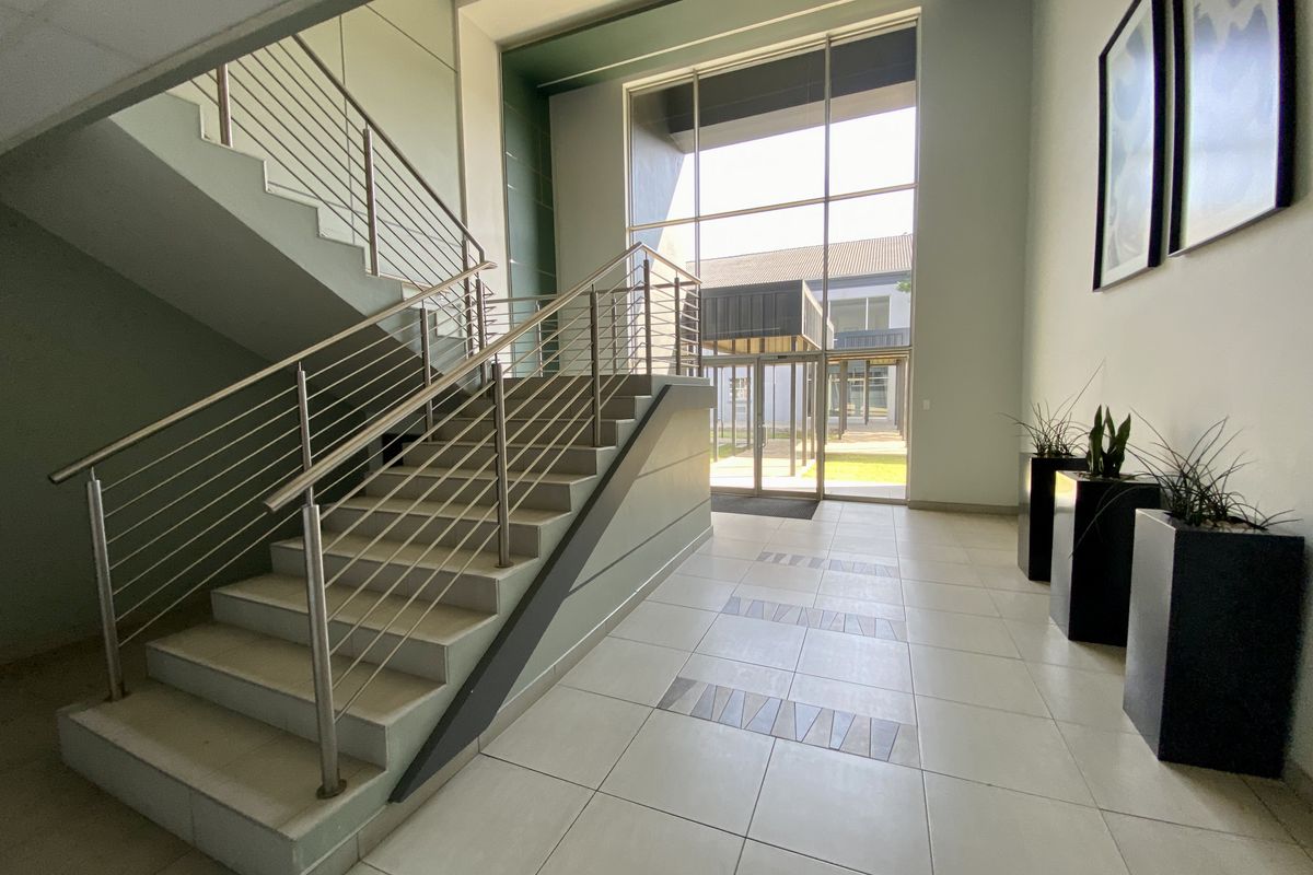 586m2 fitted unit at 1 River Road in Riverview Office Park. - Photo 2