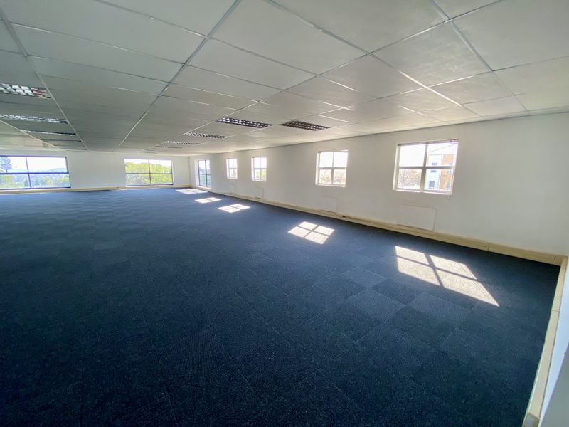 586m2 fitted unit at 1 River Road in Riverview Office Park. - Photo 3