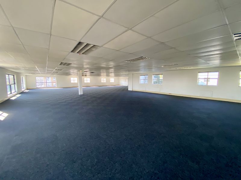 586m2 fitted unit at 1 River Road in Riverview Office Park. - Photo 8