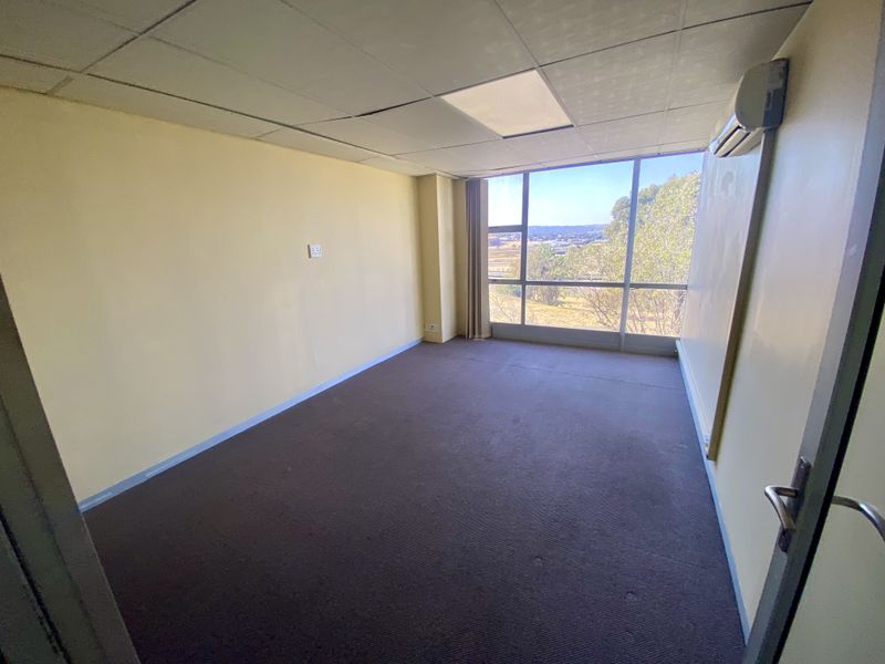 Fully fitted double-volume light space with views of the racetrack. - Photo 4