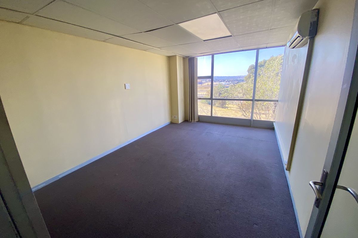 Fully fitted double-volume light space with views of the racetrack. - Photo 4