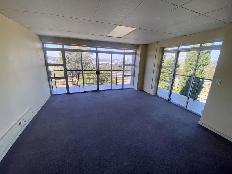 Fully fitted double-volume light space with views of the racetrack. - Photo 5