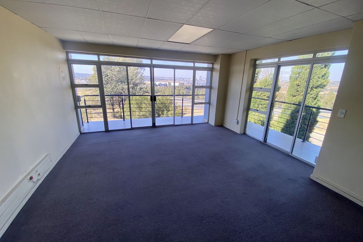 Fully fitted double-volume light space with views of the racetrack. - Photo 5
