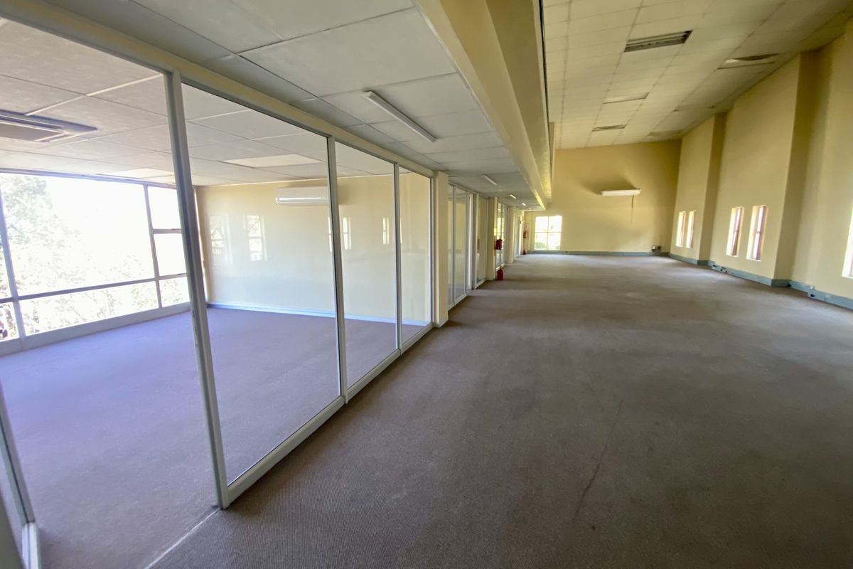 Fully fitted double-volume light space with views of the racetrack. - Photo 3