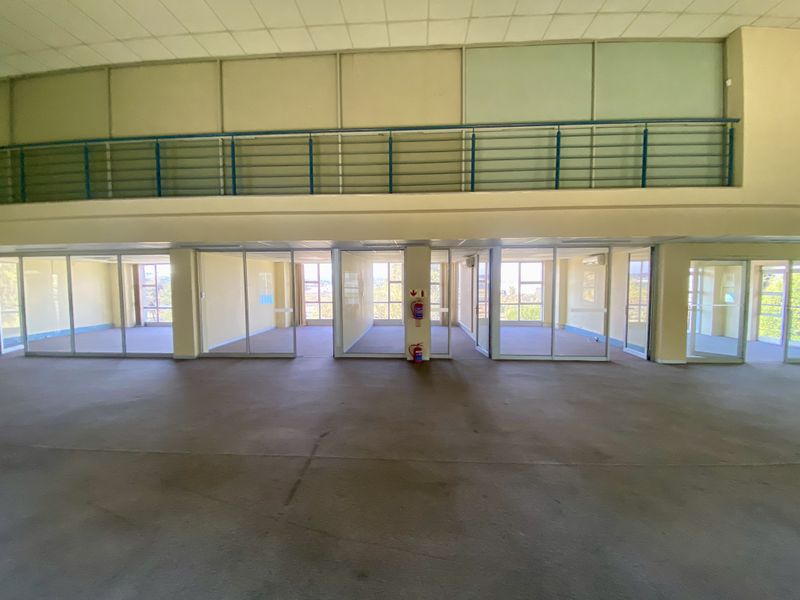 Fully fitted double-volume light space with views of the racetrack. - Photo 7