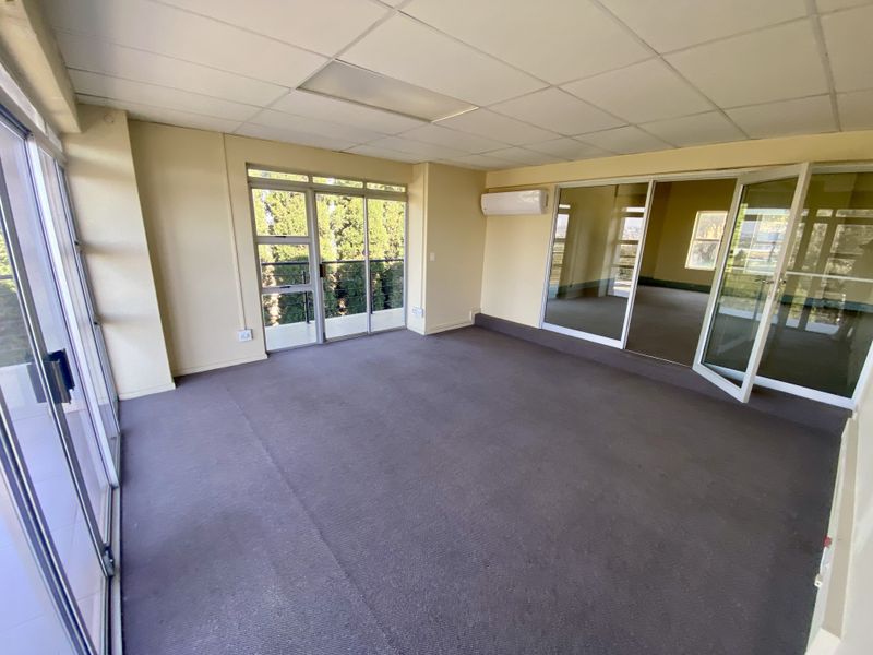 Fully fitted double-volume light space with views of the racetrack. - Photo 6