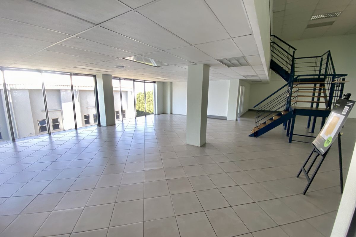 Fully fitted office with mezzanine level, great natural light, and views. - Photo 2