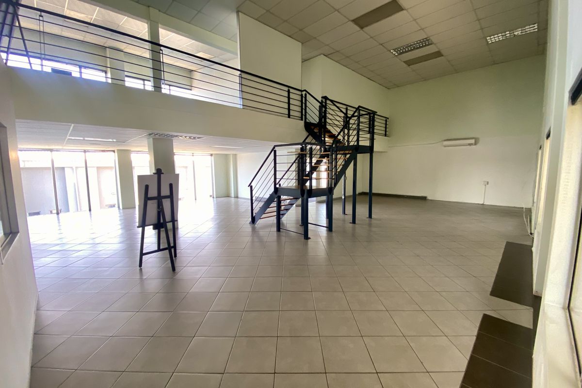 Fully fitted office with mezzanine level, great natural light, and views. - Photo 4