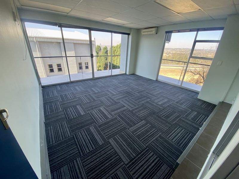 Fully fitted office with mezzanine level, great natural light, and views. - Photo 5