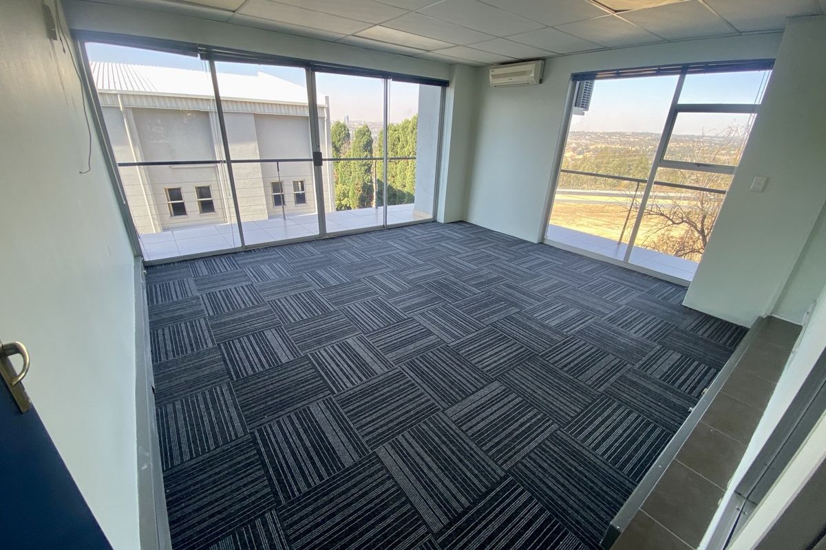 Fully fitted office with mezzanine level, great natural light, and views. - Photo 5