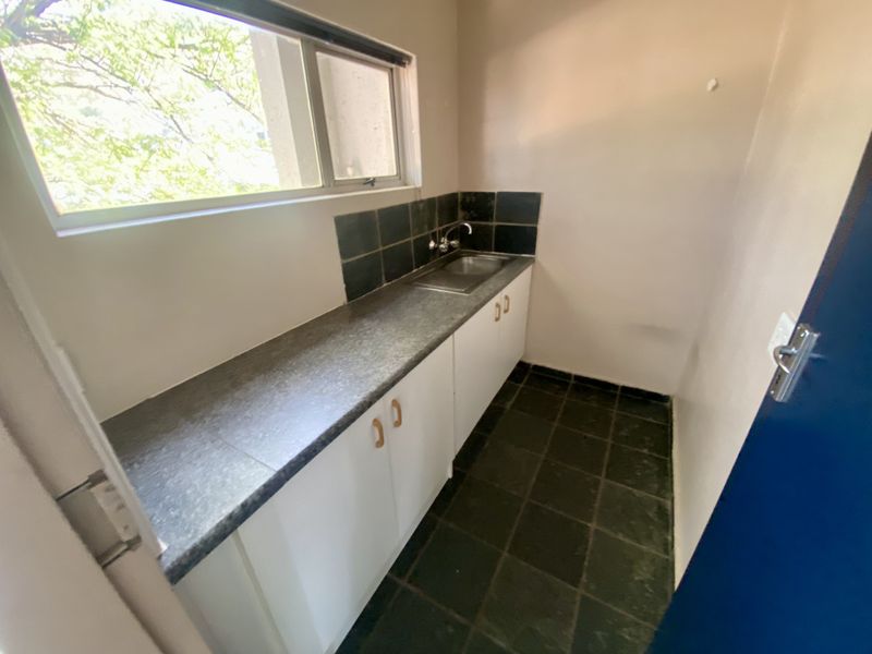 Fully fitted office with mezzanine level, great natural light, and views. - Photo 3