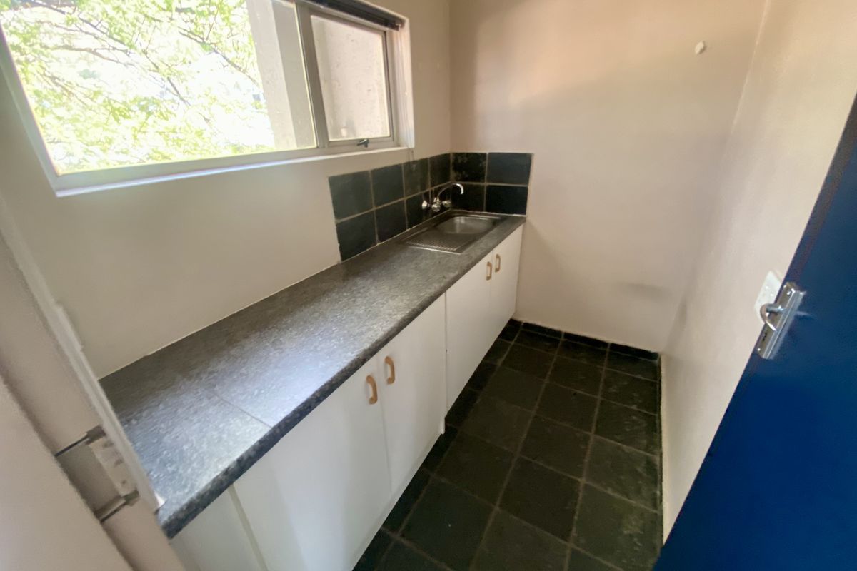 Fully fitted office with mezzanine level, great natural light, and views. - Photo 3