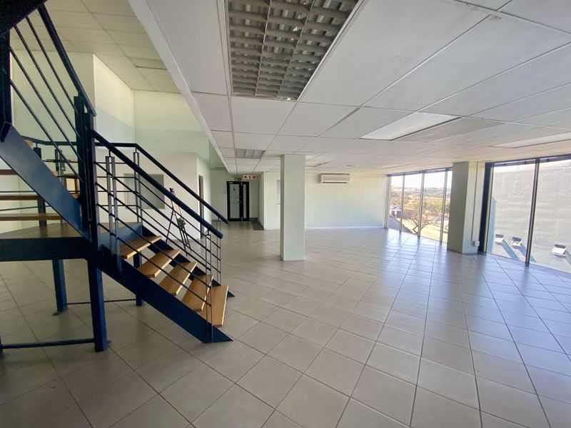 Fully fitted office with mezzanine level, great natural light, and views. - Photo 6