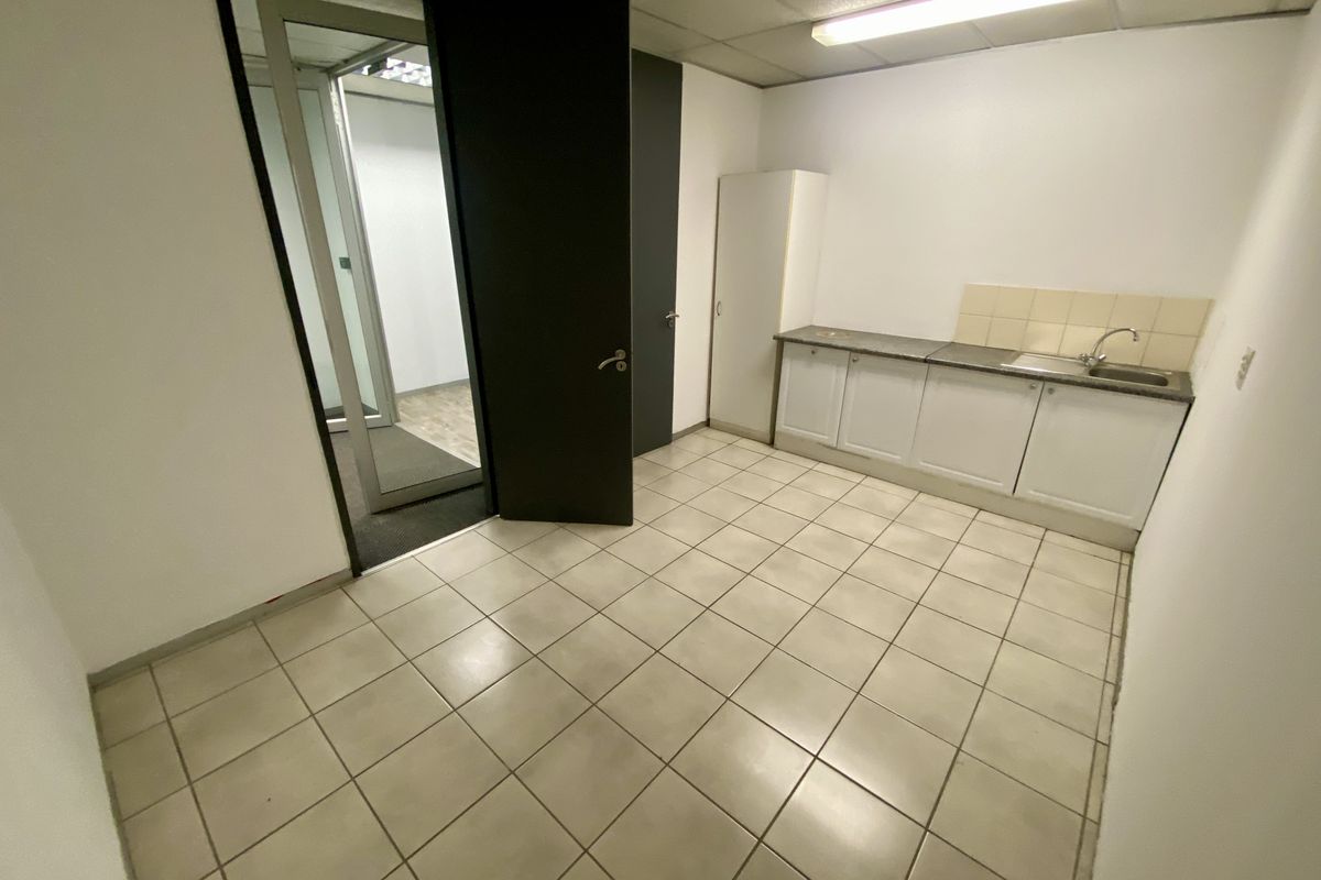 High-end fully fitted office available for lease in secure Riverview Business Park, Halfway House. - Photo 4