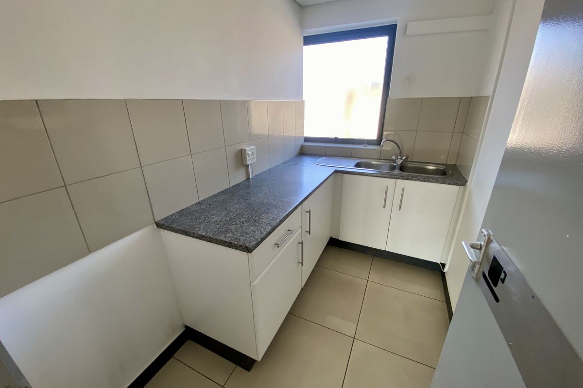 Modern, clean, fully fitted, bright office space available for rent in RandjesPark. - Photo 3