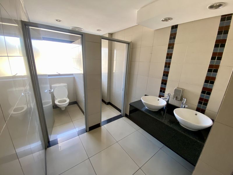 Modern, clean, fully fitted, bright office space available for rent in RandjesPark. - Photo 4