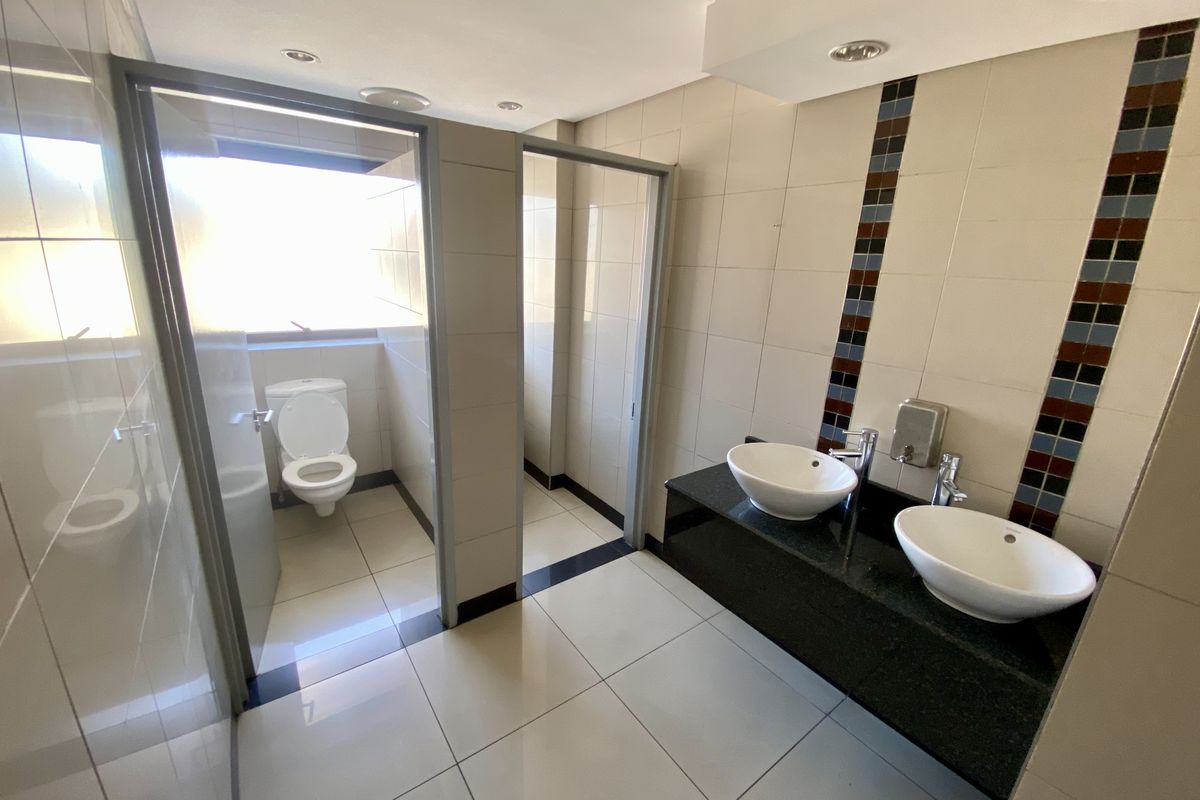 Modern, clean, fully fitted, bright office space available for rent in RandjesPark. - Photo 4