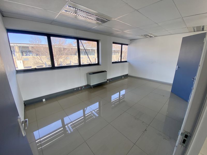 Modern, clean, fully fitted, bright office space available for rent in RandjesPark. - Photo 5