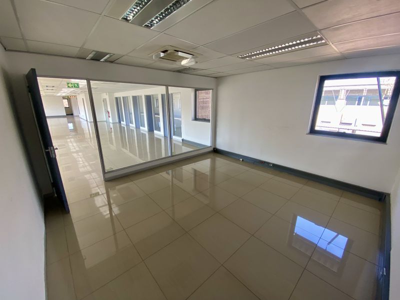 Modern, clean, fully fitted, bright office space available for rent in RandjesPark. - Photo 6