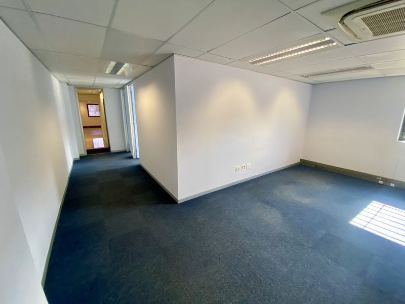 Neat, fully fitted office with ample natural light in Randjespark. - Photo 3