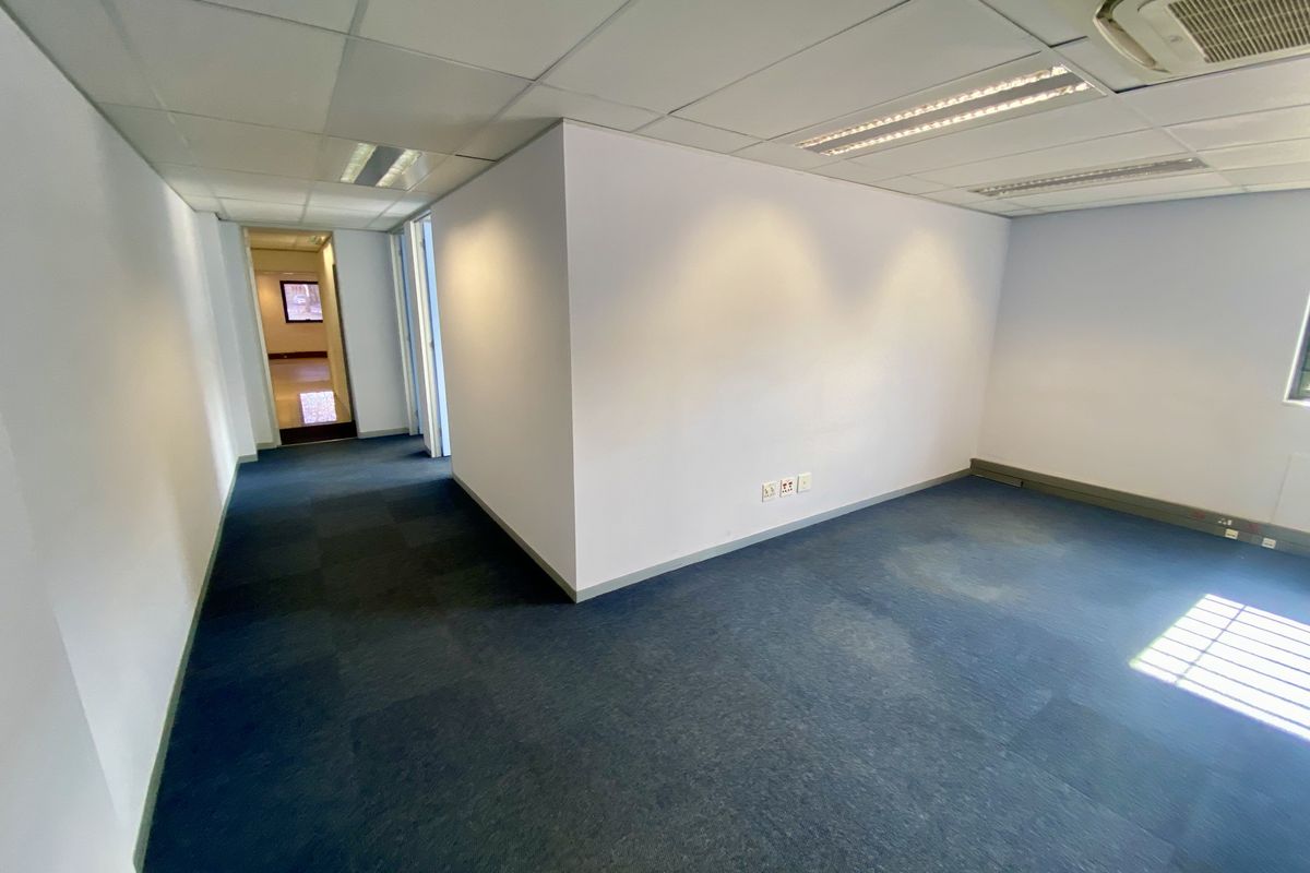 Neat, fully fitted office with ample natural light in Randjespark. - Photo 3