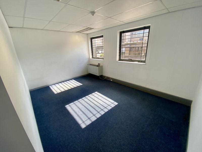 Neat, fully fitted office with ample natural light in Randjespark. - Photo 4