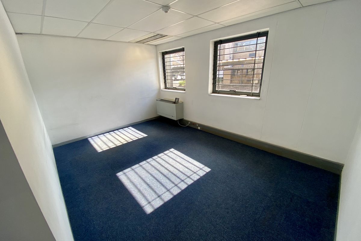 Neat, fully fitted office with ample natural light in Randjespark. - Photo 4