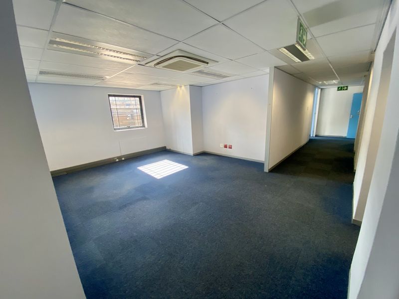 Neat, fully fitted office with ample natural light in Randjespark. - Photo 5
