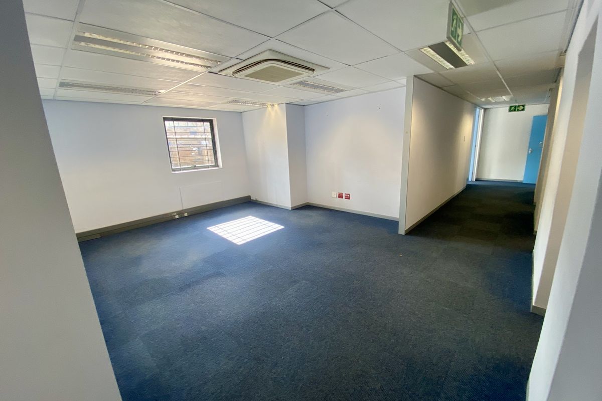 Neat, fully fitted office with ample natural light in Randjespark. - Photo 5