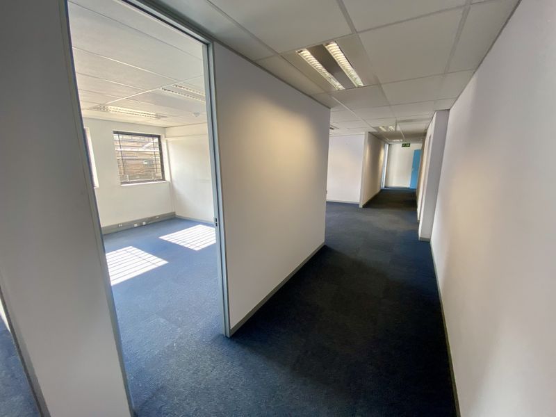 Neat, fully fitted office with ample natural light in Randjespark. - Photo 2
