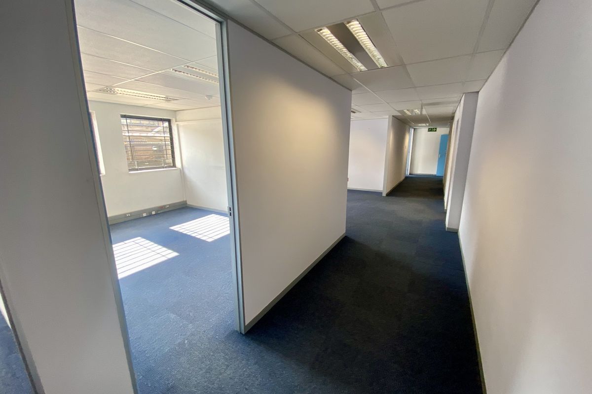Neat, fully fitted office with ample natural light in Randjespark. - Photo 2