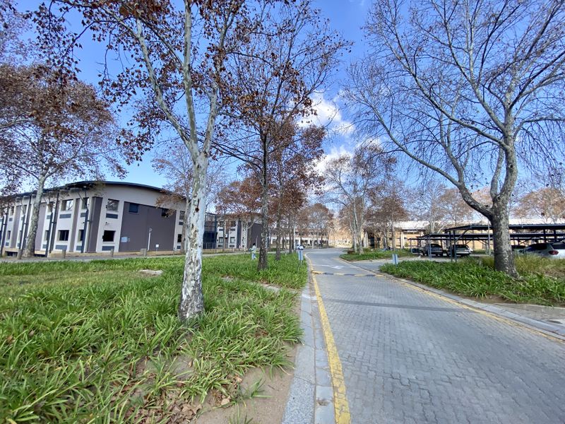 Neat, fully fitted office with ample natural light in Randjespark. - Photo 9