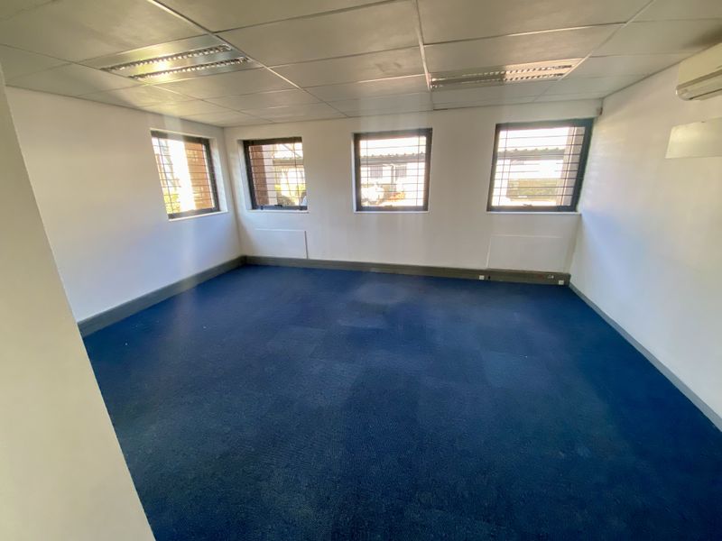 Neat, fully fitted office with ample natural light in Randjespark. - Photo 8