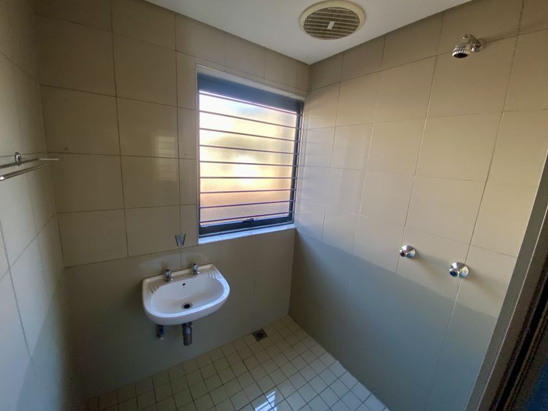 Neat, fully fitted office with ample natural light in Randjespark. - Photo 7
