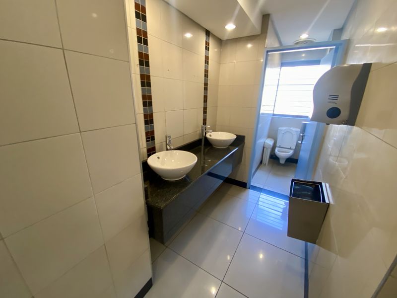 Neat, fully fitted office with ample natural light in Randjespark. - Photo 6