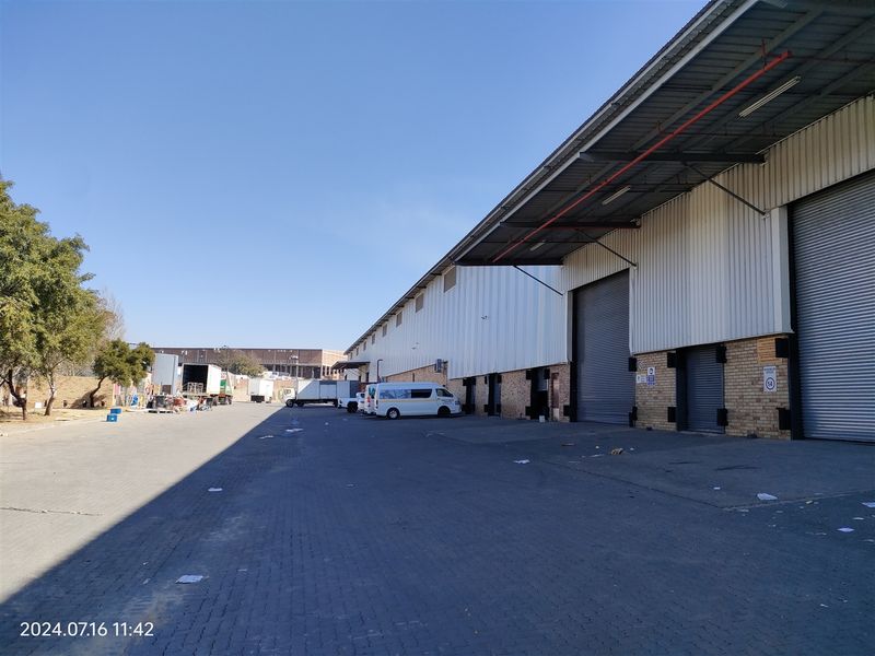 22510m2  Warehouse  - TO LEASE or FOR SALE - Photo 10