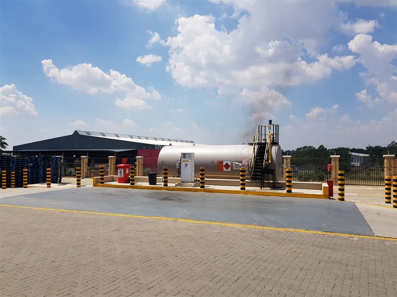 22510m2  Warehouse  - TO LEASE or FOR SALE - Photo 8