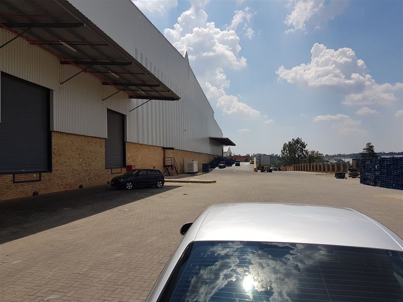 22510m2  Warehouse  - TO LEASE or FOR SALE - Photo 7