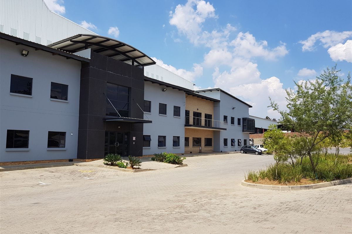 22510m2  Warehouse  - TO LEASE or FOR SALE - Photo 4