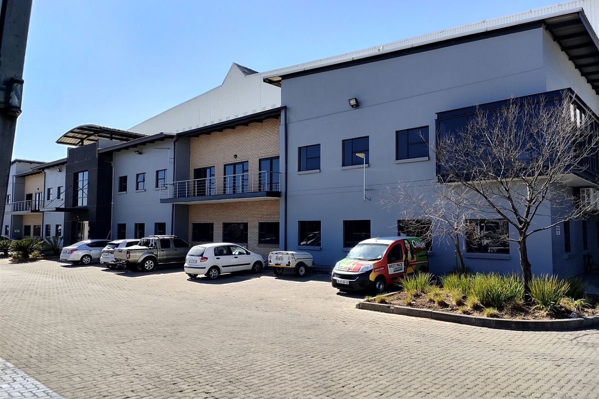 22510m2  Warehouse  - TO LEASE or FOR SALE - Photo 3